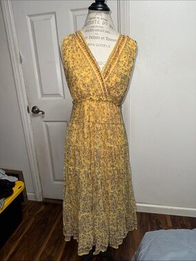 Women’s dress. 💛